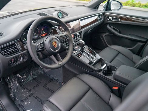 Certified 2026 Porsche Macan AWD/4WD image 4