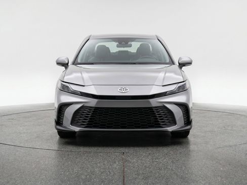 Used 2025 Toyota Camry SE image 2