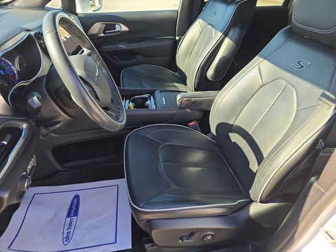 Used 2021 Chrysler Pacifica Limited w/ Uconnect Theater Family Group image 23