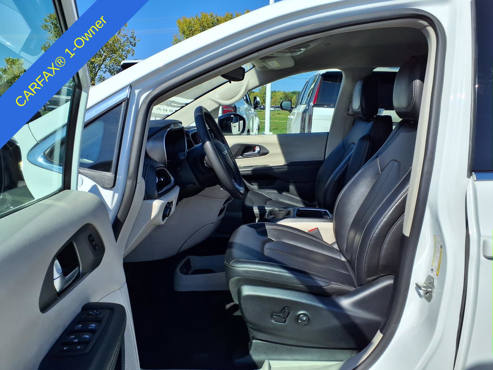 Used 2024 Chrysler Pacifica Limited FWD image 19