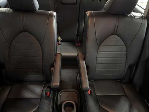 Used 2024 Toyota Highlander XLE image 13