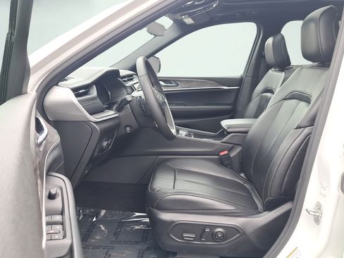 Used 2024 Jeep Grand Cherokee Limited w/ Luxury Tech Group II AWD/4WD image 10