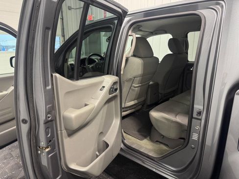 Used 2018 Nissan Frontier SV image 12