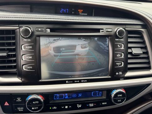 Used 2017 Toyota Highlander XLE w/ Carpet Mat Package AWD/4WD image 12