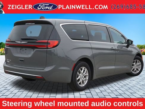 Used 2025 Chrysler Pacifica Select FWD image 5