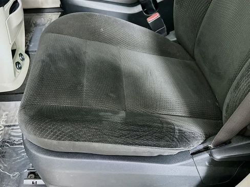 Used 2018 Dodge Grand Caravan SE w/ UConnect Hands-Free Group image 30