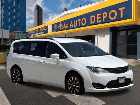 Used 2018 Chrysler Pacifica Touring-L w/ Premium Audio Group FWD image 6