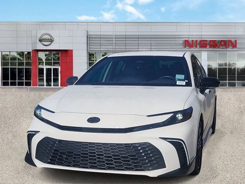 Used 2025 Toyota Camry SE image 9