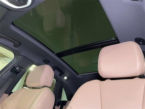 Certified 2025 Porsche Macan image 18