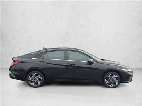 Used 2025 Hyundai Elantra Limited FWD image 5