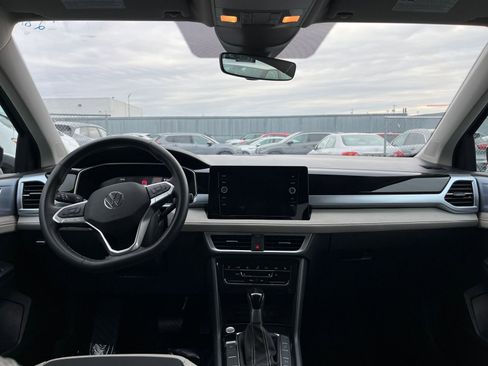 Used 2025 Volkswagen Taos SE image 33