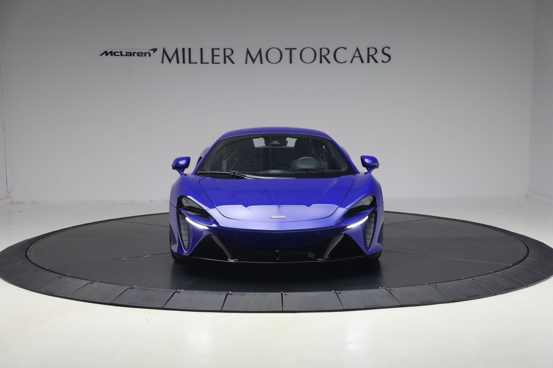 Used 2024 McLaren Artura RWD image 12