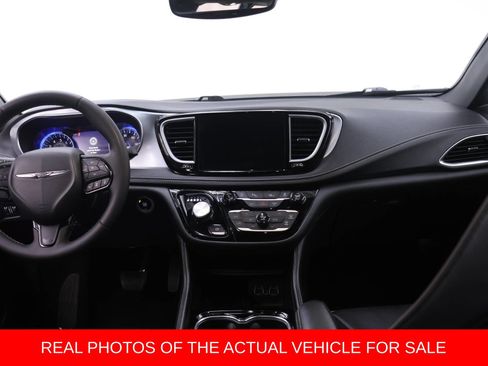 Used 2025 Chrysler Pacifica Limited FWD image 5
