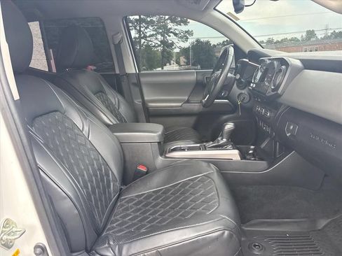 Used 2018 Toyota Tacoma SR5 RWD image 12