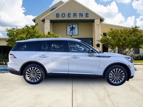 Used 2024 Lincoln Aviator 2WD w/ Premium Package image 6