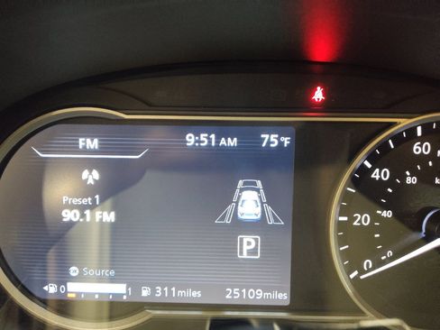 Used 2025 Nissan Versa SV FWD image 23