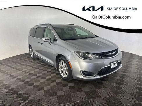 Used 2018 Chrysler Pacifica Limited FWD image 1