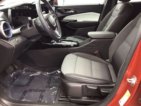 Used 2024 Chevrolet Trax LT w/ Driver Confidence Package FWD image 9