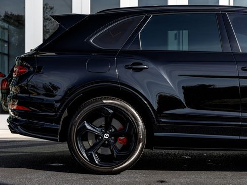 Used 2024 Bentley Bentayga image 27
