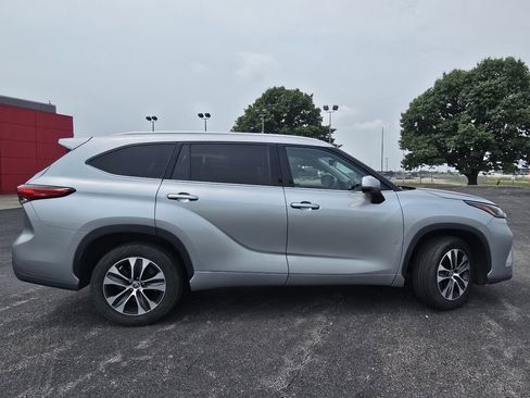 Used 2022 Toyota Highlander XLE FWD image 16