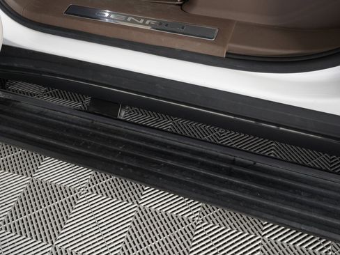 Used 2021 GMC Yukon Denali w/ Denali Premium Package image 17