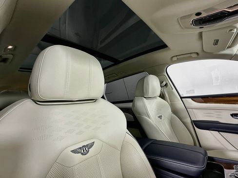 Used 2023 Bentley Bentayga Extended Wheelbase AWD/4WD image 22