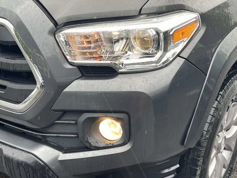 Used 2017 Toyota Tacoma SR5 w/ Tow Package AWD/4WD image 9