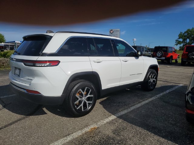 Used 2024 Jeep Grand Cherokee Limited AWD/4WD image 9
