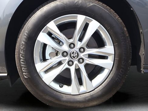 Used 2025 Toyota Sienna Limited FWD image 9