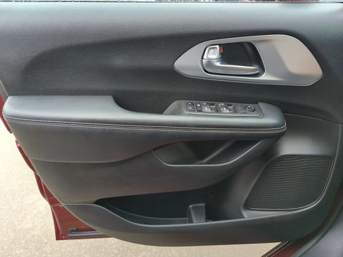 Used 2021 Chrysler Pacifica Touring w/ S Appearance Package FWD image 18