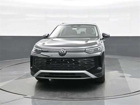 New 2026 Volkswagen Tiguan SE image 2