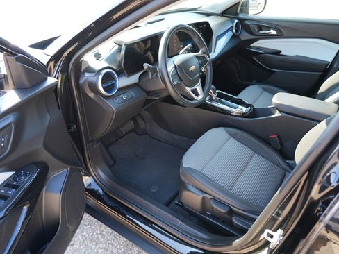 Used 2024 Chevrolet Trax LT w/ LT Convenience Package image 15