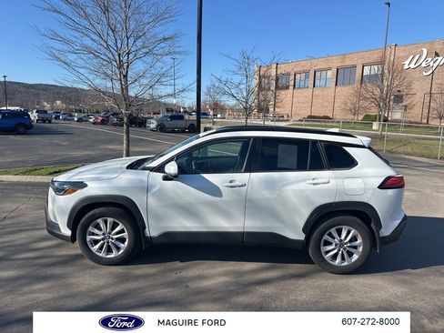 Used 2023 Toyota Corolla Cross LE w/ Moonroof Package image 9