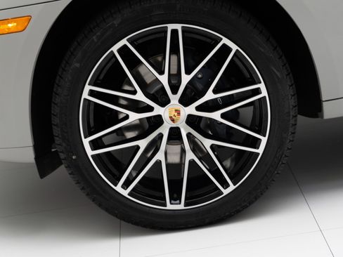 Certified 2025 Porsche Macan image 12