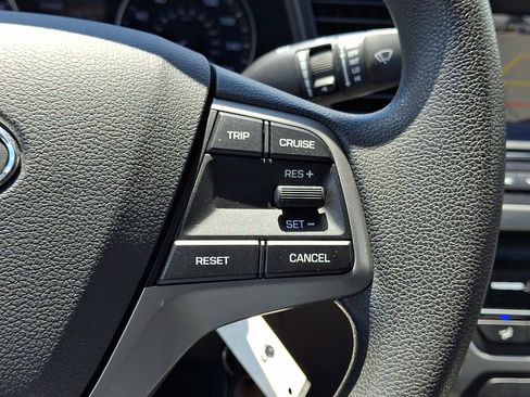 Used 2017 Hyundai Elantra SE FWD image 23
