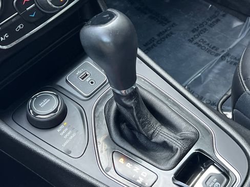 Used 2019 Jeep Cherokee Altitude image 26