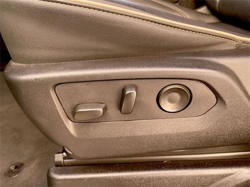 Used 2024 GMC Yukon XL SLT w/ SLT Luxury Package image 12