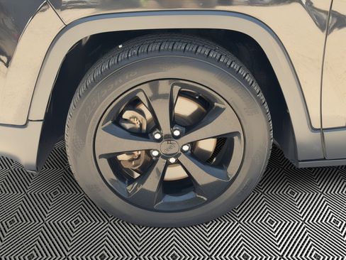 Used 2015 Jeep Cherokee Latitude FWD image 12