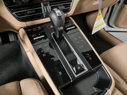 New 2026 Porsche Macan image 18