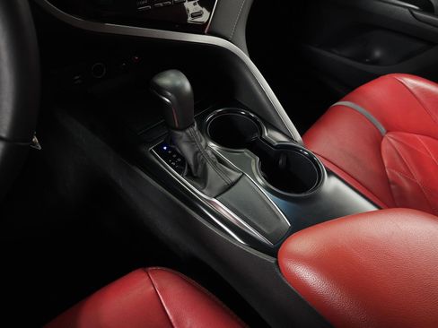 Used 2018 Toyota Camry SE image 24