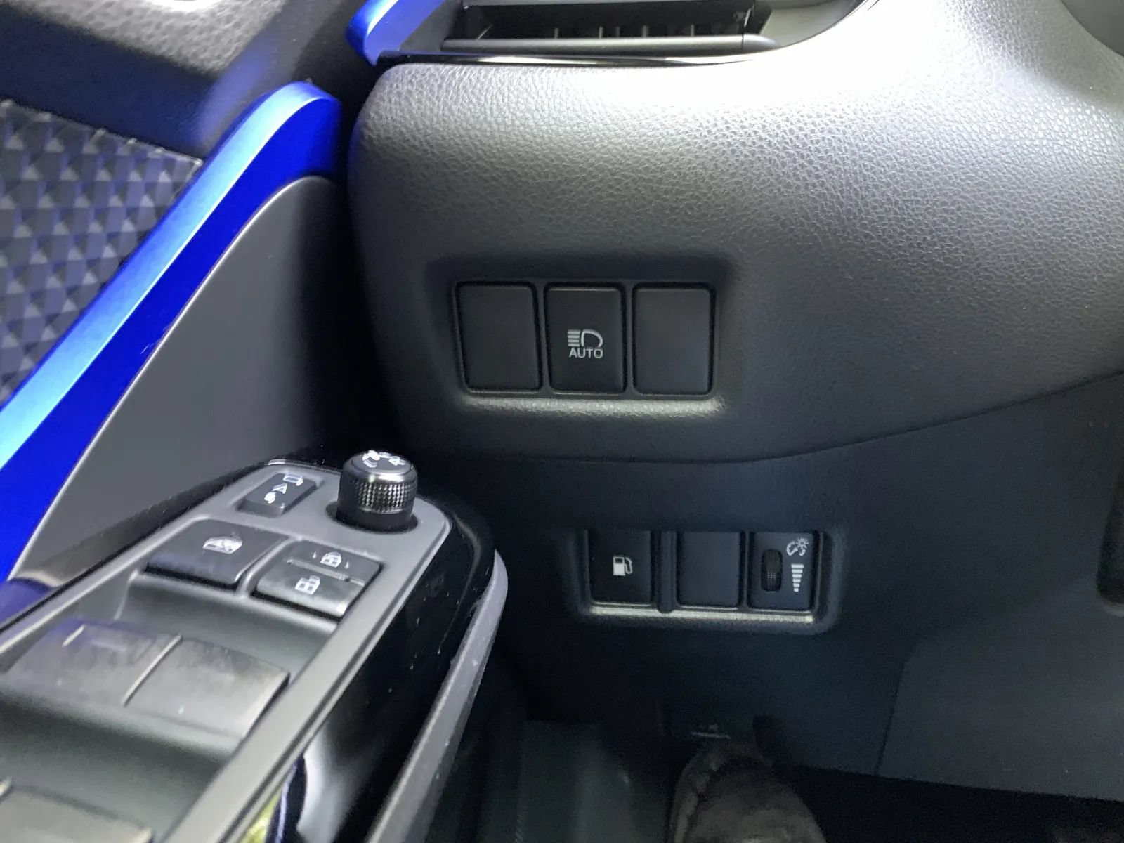 Used 2020 Toyota C-HR XLE FWD image 19