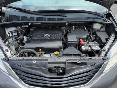 Used 2011 Toyota Sienna LE FWD image 37