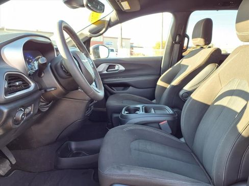 Used 2022 Chrysler Pacifica Touring w/ S Appearance Package image 11