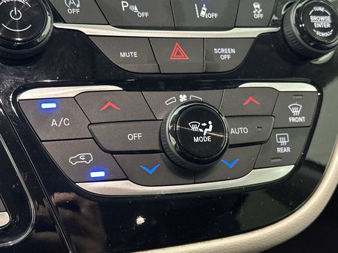 Used 2023 Chrysler Pacifica Touring-L FWD image 19