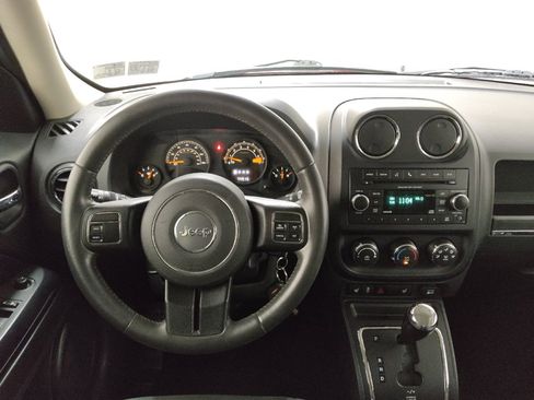Used 2014 Jeep Patriot Latitude AWD/4WD image 22