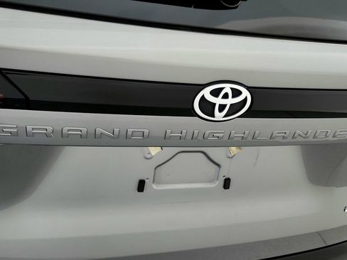 Used 2025 Toyota Grand Highlander AWD Hybrid image 29