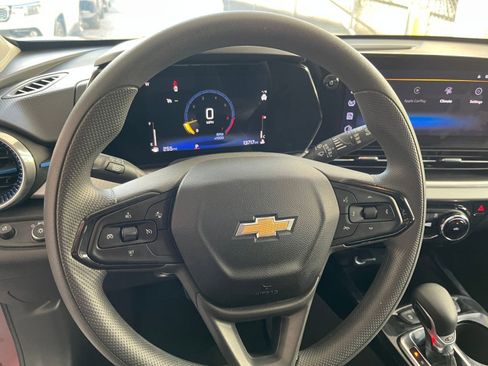 Used 2025 Chevrolet Trax LT image 28