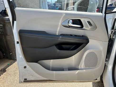 Used 2022 Chrysler Pacifica Touring-L FWD image 9