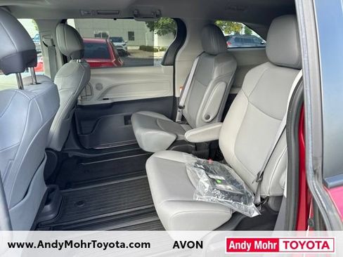 Used 2022 Toyota Sienna XLE FWD image 11