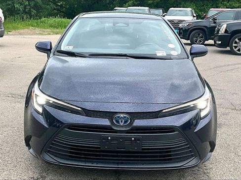 Used 2025 Toyota Corolla LE FWD image 2